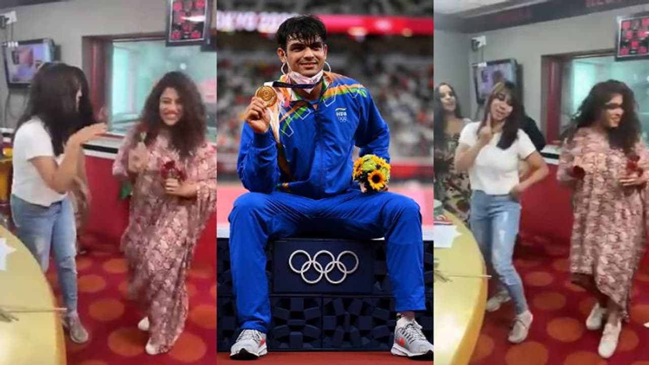 নীরজের সামনে গোলাপ হাতে নাচ আরজে 'মুম্বইকি রানি' ও তার বান্ধবীদের, সমালোচনা নেট দুনিয়ায় নীরজের সামনে গোলাপ হাতে নাচ আরজে 'মুম্বইকি রানি' ও তার বান্ধবীদের, সমালোচনা নেট দুনিয়ায়