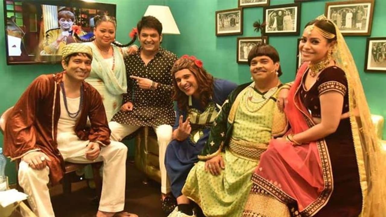 The Kapil Sharma Show: आखिर क्यों सेट पर इन कॉमेडियन्स को लगाना पड़ा झाडू पोछा, करना पड़ी साफ सफाई The Kapil Sharma Show: आखिर क्यों सेट पर इन कॉमेडियन्स को लगाना पड़ा झाडू पोछा, करना पड़ी साफ सफाई