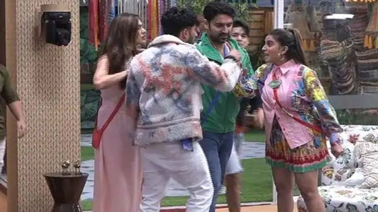 Bigg Boss OTT : इसने भोजपुरी हीरोइन को दी धमकी, आगबबूला हो अक्षरा सिंह बोली बॉस मैन हो मेरे बाप नहीं