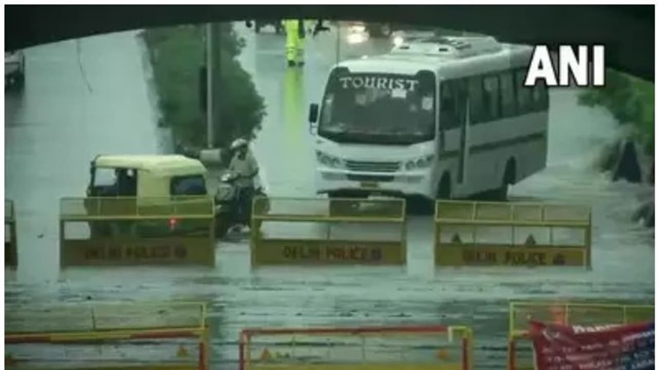 ദില്ലിയിൽ കനത്ത മഴ, പലയിടത്തും ഗതാഗതം തടസപ്പെട്ടു ദില്ലിയിൽ കനത്ത മഴ, പലയിടത്തും ഗതാഗതം തടസപ്പെട്ടു