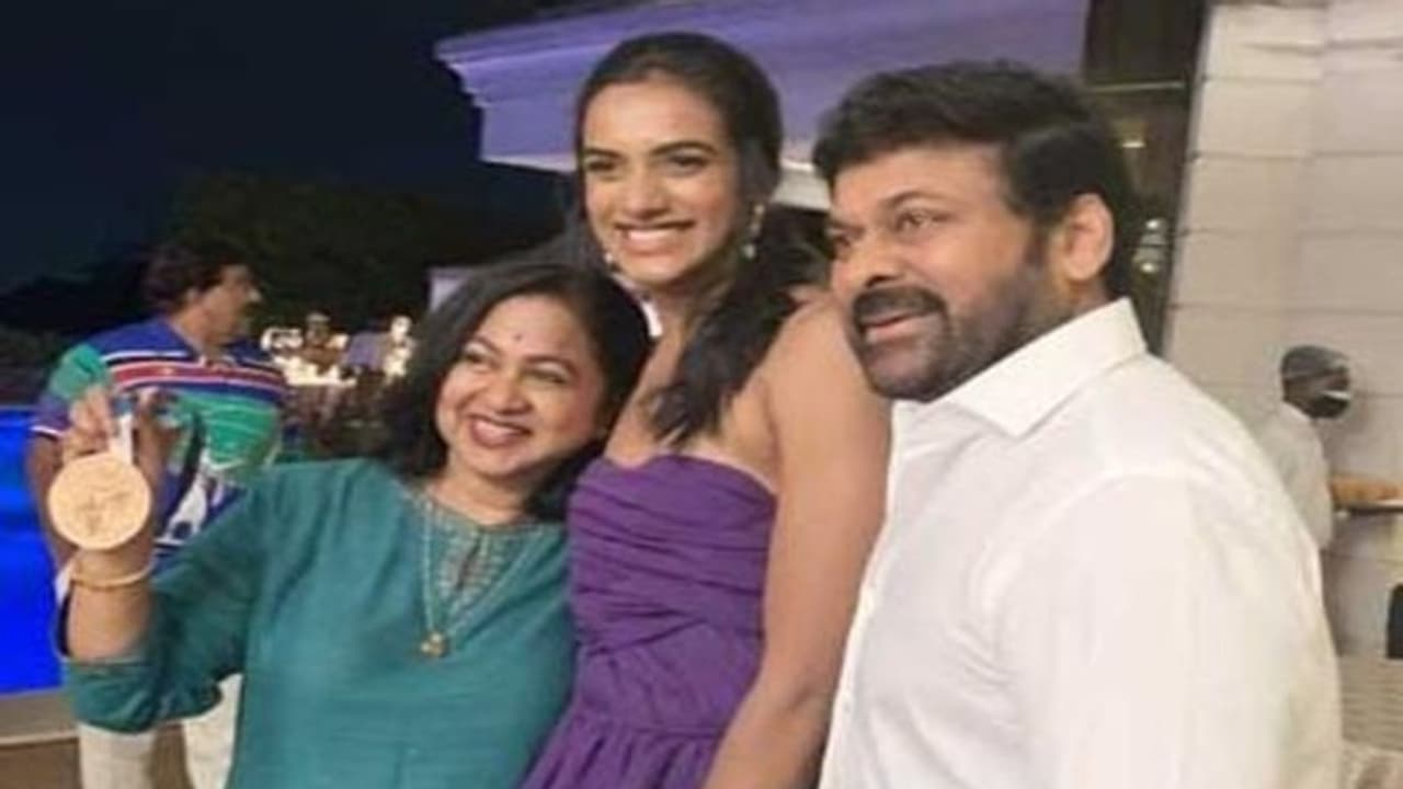 బ్యాడ్మింటన్ స్టార్ పీవీ సింధుకి చిరు సత్కారం.. సందడి చేసిన నటి రాధిక బ్యాడ్మింటన్ స్టార్ పీవీ సింధుకి చిరు సత్కారం.. సందడి చేసిన నటి రాధిక