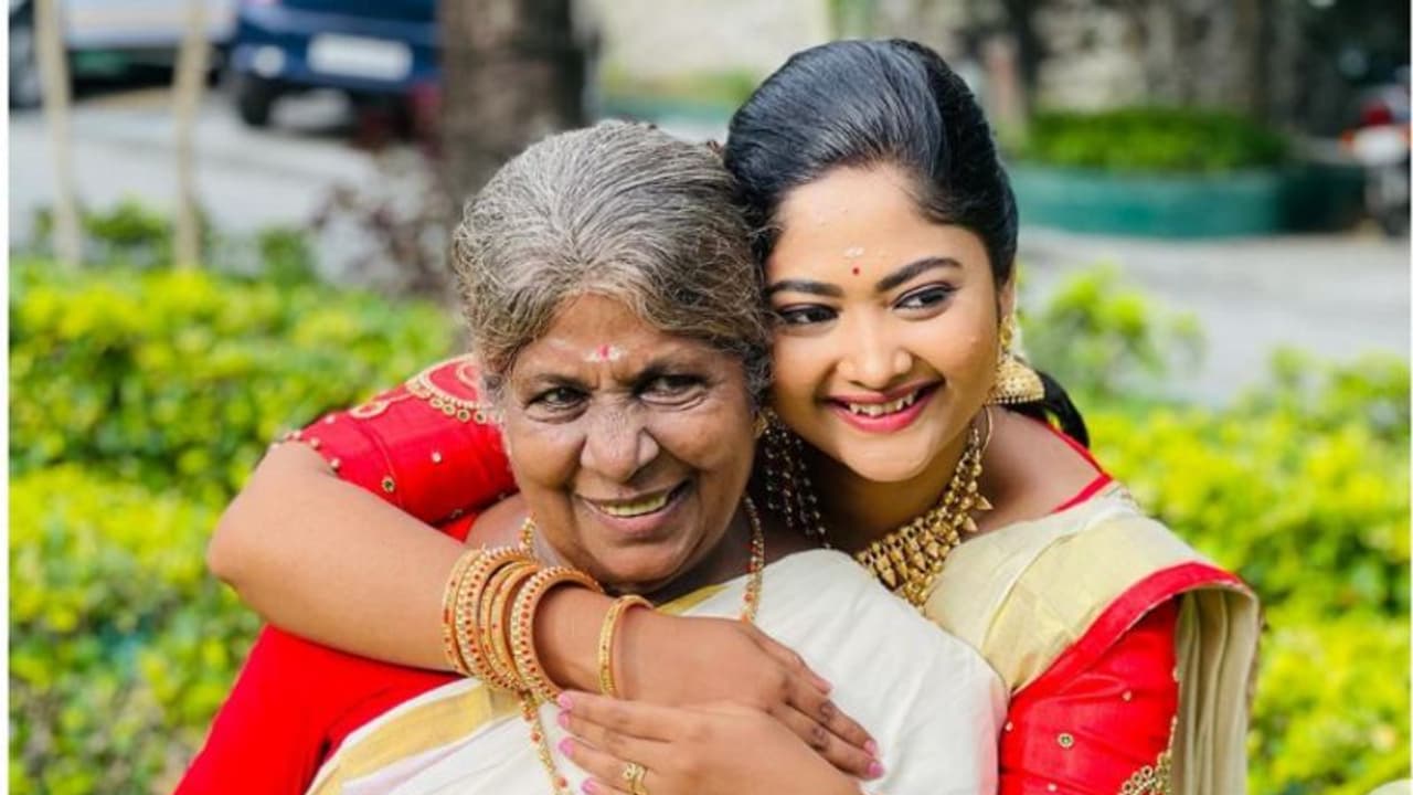 കെട്ടിപ്പിടിച്ച് സ്നേഹം പങ്കിട്ട് സേതുലക്ഷ്മിയും ഐശ്വര്യയും; 'കല്യാണി' അറിയേണ്ടെന്ന് ആരാധകർ