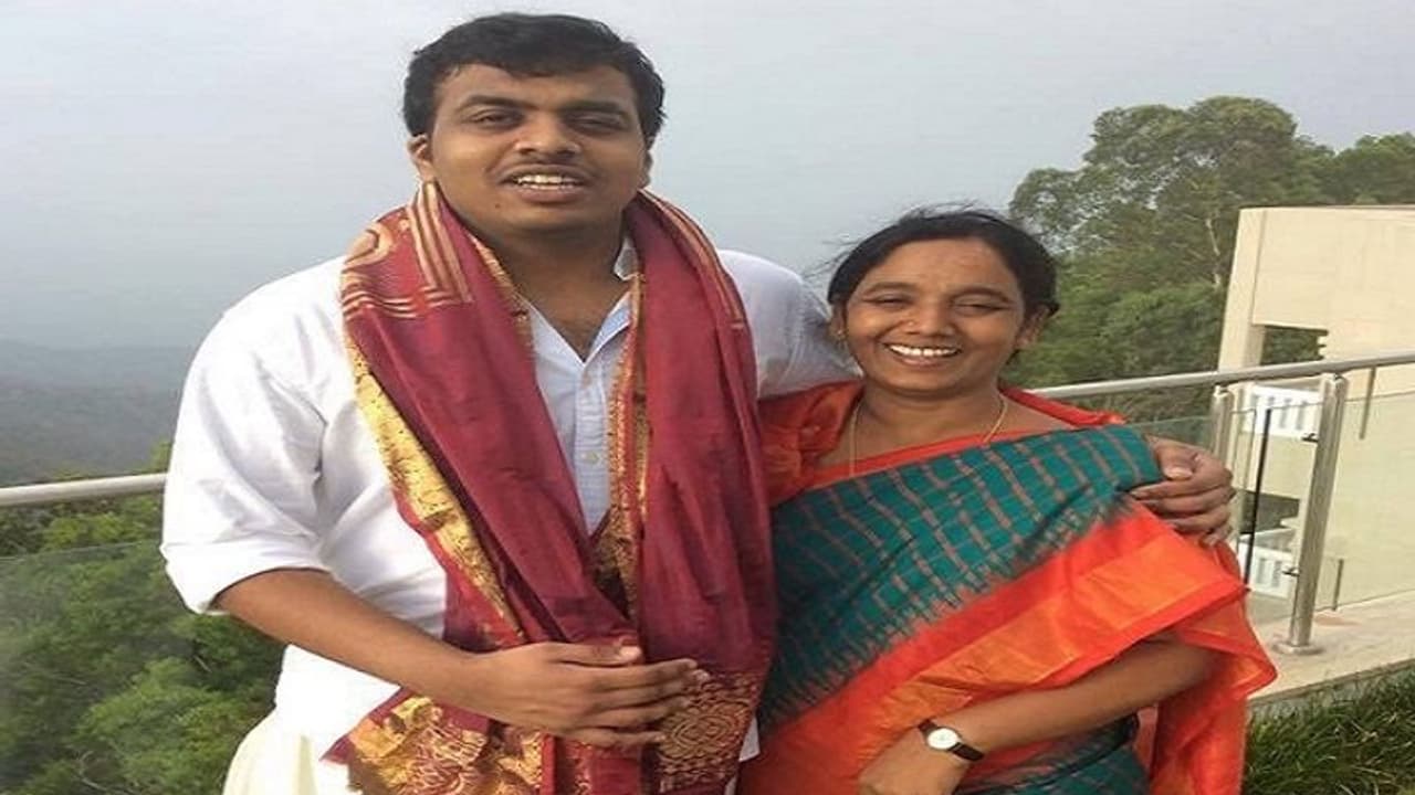 జవానుతో లింక్స్ : పరిటాల సునీత కుమారుడి చుట్టూ బిగిస్తున్న ఉచ్చు జవానుతో లింక్స్ : పరిటాల సునీత కుమారుడి చుట్టూ బిగిస్తున్న ఉచ్చు