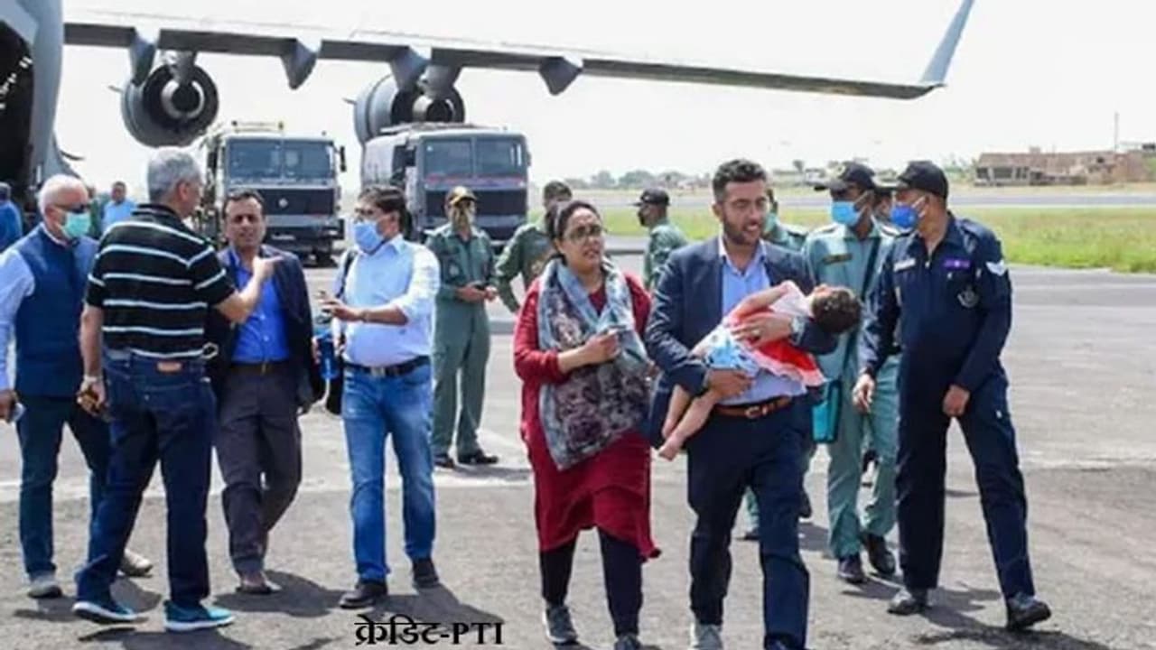 അഫ്ഗാനിസ്ഥാനിലേക്കുള്ള വിമാന സര്വ്വീസുകള് പാക്കിസ്താന് താത്കാലികമായി നിര്ത്തിവച്ചു അഫ്ഗാനിസ്ഥാനിലേക്കുള്ള വിമാന സര്വ്വീസുകള് പാക്കിസ്താന് താത്കാലികമായി നിര്ത്തിവച്ചു