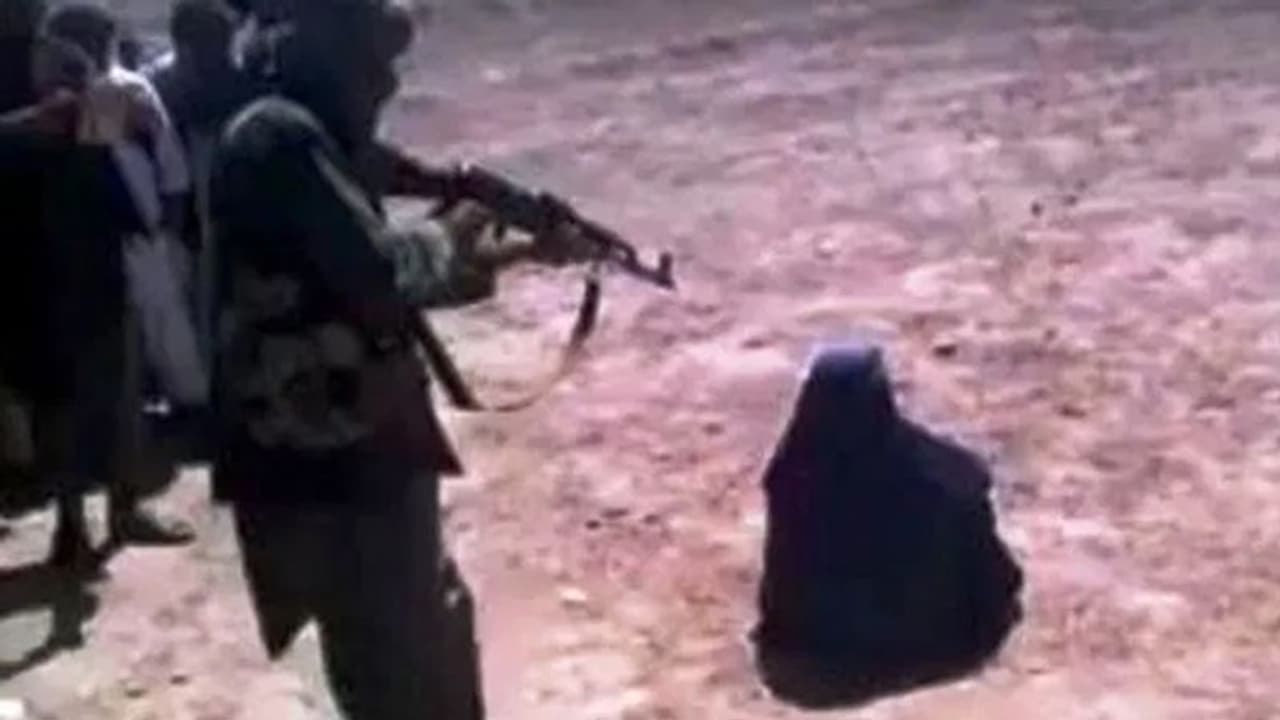 Afghani पुलिस प्रमुख को बेरहमी से मार डाला, आत्मसमर्पण करा मार रहा Taliban Afghani पुलिस प्रमुख को बेरहमी से मार डाला, आत्मसमर्पण करा मार रहा Taliban