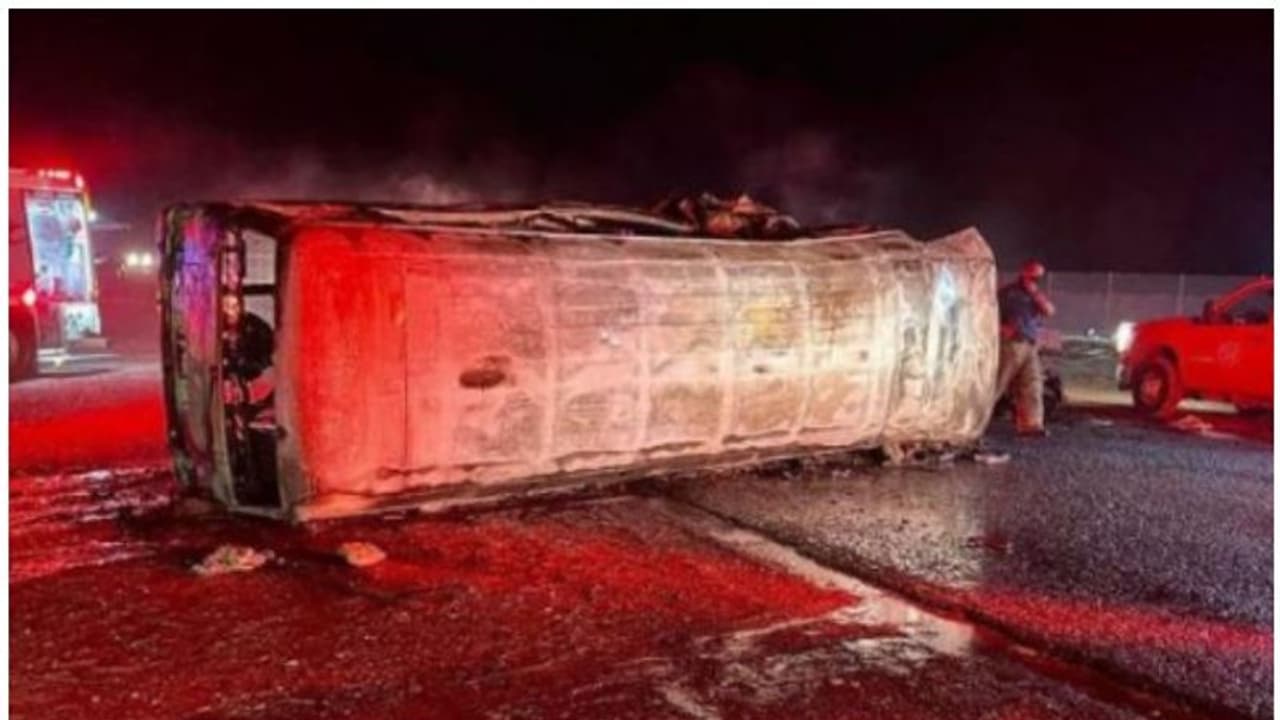 കുവൈത്തില് വാഹനാപകടം; അഞ്ച് പേര് മരിച്ചു, 15 പേര്ക്ക് പരിക്ക് കുവൈത്തില് വാഹനാപകടം; അഞ്ച് പേര് മരിച്ചു, 15 പേര്ക്ക് പരിക്ക്