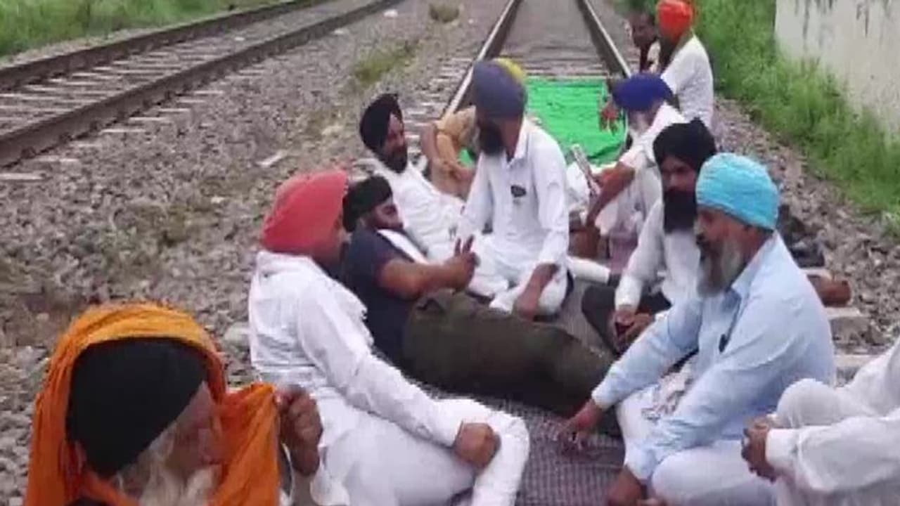 गन्ना किसानों ने रेलवे ट्रैक को किया ब्लॉक, 50 ट्रेनें रद्द 18 के बदले गए रूट गन्ना किसानों ने रेलवे ट्रैक को किया ब्लॉक, 50 ट्रेनें रद्द 18 के बदले गए रूट