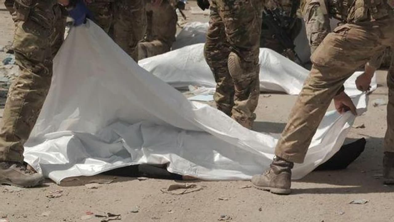 शवों को सफेद चादर से ढक रहे हैं सैनिक, काबुल एयरपोर्ट पर जो हुआ उसका आंखों देखा हाल शवों को सफेद चादर से ढक रहे हैं सैनिक, काबुल एयरपोर्ट पर जो हुआ उसका आंखों देखा हाल