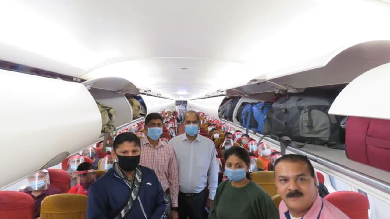 भारत के 107 लोगों समेत 168 ने छोड़ा Afghanistan, अफगानी सांसद नरेंदर खालसा परिवार के साथ आए