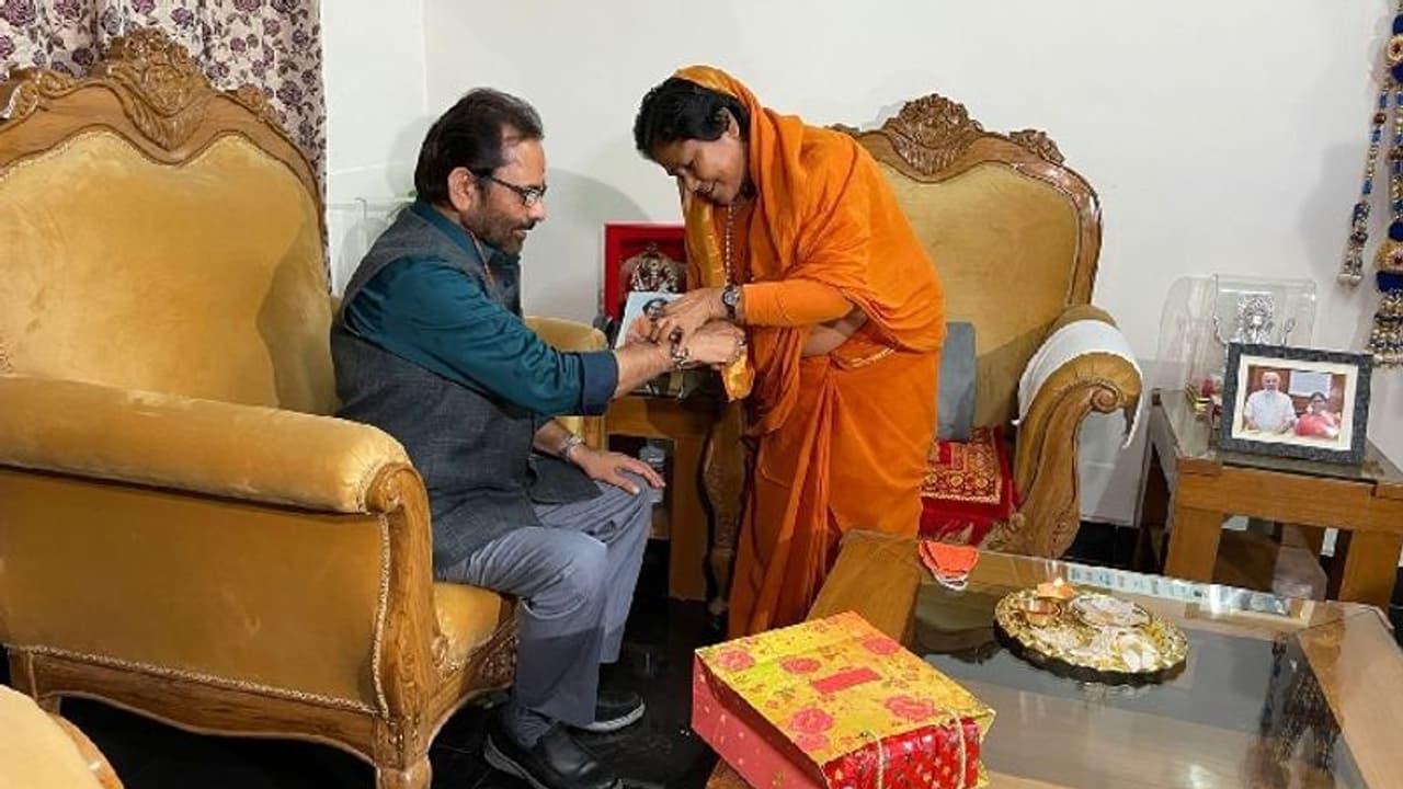 সম্প্রীতির রাখী, আব্বাস নকভির হাতে রাখি পরালেন সাধ্বী নিরঞ্জন সম্প্রীতির রাখী, আব্বাস নকভির হাতে রাখি পরালেন সাধ্বী নিরঞ্জন