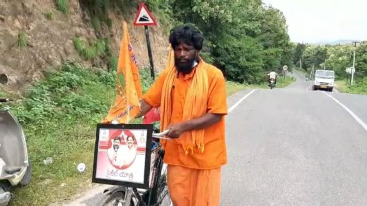 1200కిలోమీటర్లు సైకిల్ పై ప్రయాణించి... చిరంజీవికి అభిమాని స్పెషల్ భర్త్ డే గిప్ట్ 1200కిలోమీటర్లు సైకిల్ పై ప్రయాణించి... చిరంజీవికి అభిమాని స్పెషల్ భర్త్ డే గిప్ట్