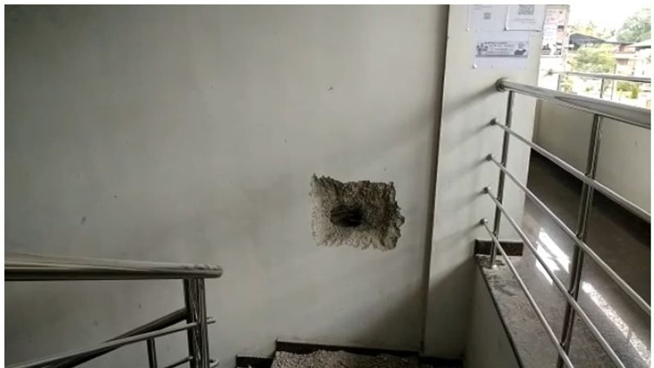 കൊച്ചി പെരുമ്പാവൂർ മരുത്കവലയിൽ ബാങ്കിൽ കവർച്ച ശ്രമം കൊച്ചി പെരുമ്പാവൂർ മരുത്കവലയിൽ ബാങ്കിൽ കവർച്ച ശ്രമം