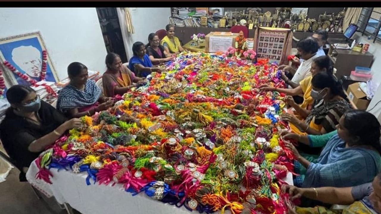 RakshaBandhan: वीर जवानों के लिए बहनों ने भेजी राखियां, जनरल बिपिन रावत को सौंपी 25 हजार राखियां RakshaBandhan: वीर जवानों के लिए बहनों ने भेजी राखियां, जनरल बिपिन रावत को सौंपी 25 हजार राखियां
