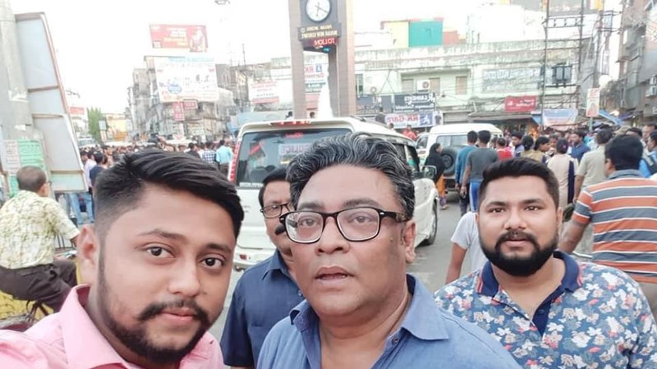 পুলিশ সেজে ঠিকা শ্রমিকদের থেকে টাকা মোবাইল ছিনতাইয়ের অভিযোগ, গ্রেফতার তৃণমূল নেতা পুলিশ সেজে ঠিকা শ্রমিকদের থেকে টাকা মোবাইল ছিনতাইয়ের অভিযোগ, গ্রেফতার তৃণমূল নেতা