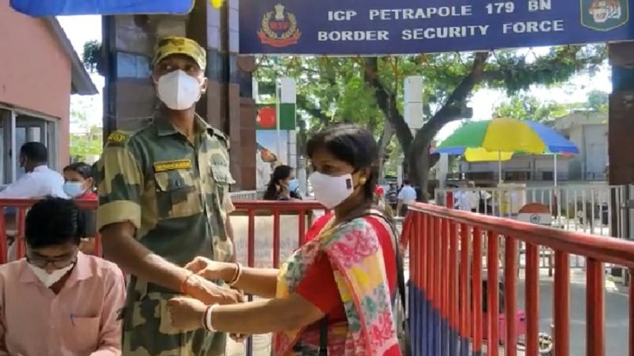 দেশের বোনেদের ভাই তাঁরা, বিএসএফ জওয়ানদের রাখি পরিয়ে উৎসব পালন