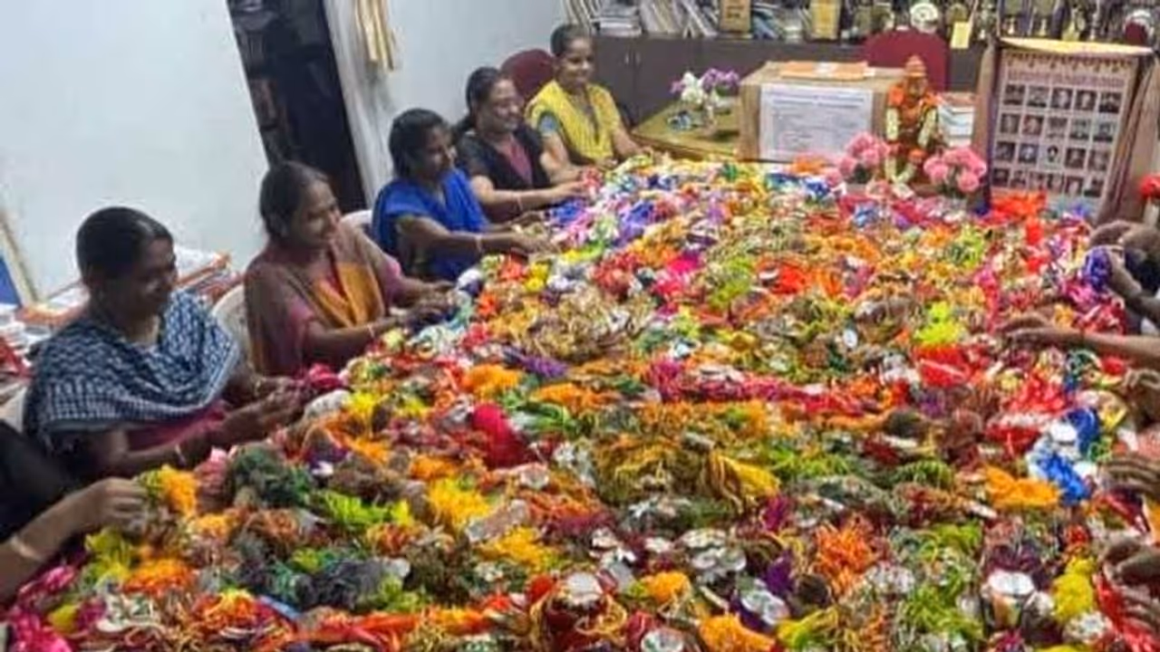 எல்லையை காக்கும் ராணுவ வீரர்களுக்கு தமிழகத்தில் இருந்து ராக்கி.. தளபதியை நெகிழவைத்த போர் நினைவு சகோதரிகள்.! எல்லையை காக்கும் ராணுவ வீரர்களுக்கு தமிழகத்தில் இருந்து ராக்கி.. தளபதியை நெகிழவைத்த போர் நினைவு சகோதரிகள்.!