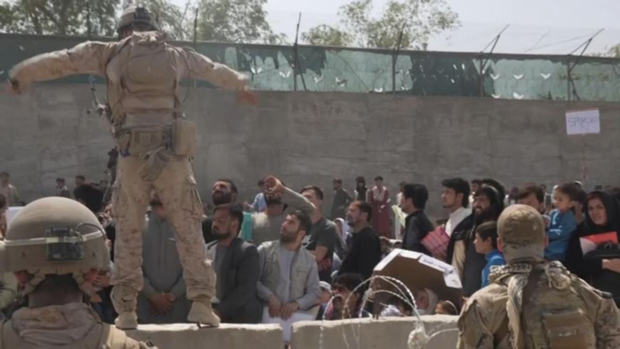 काबुल में मौत का तांडव: जान बचाने के लिए एक के ऊपर एक चढ़ने लगे लोग, 7 लोगों की दबने से जान गई