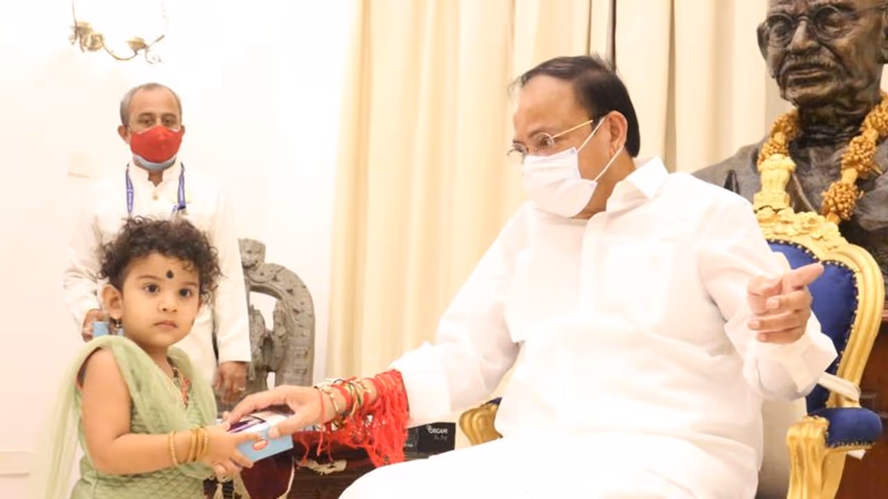 ಬೆಂಗಳೂರಿನ ಶಾಲಾ ಮಕ್ಕಳ ಜೊತೆ ರಕ್ಷಾ ಬಂಧನ ಆಚರಿಸಿದ ಉಪರಾಷ್ಟ್ರಪತಿ ವೆಂಕಯ್ಯ ನಾಯ್ಡು! ಬೆಂಗಳೂರಿನ ಶಾಲಾ ಮಕ್ಕಳ ಜೊತೆ ರಕ್ಷಾ ಬಂಧನ ಆಚರಿಸಿದ ಉಪರಾಷ್ಟ್ರಪತಿ ವೆಂಕಯ್ಯ ನಾಯ್ಡು!