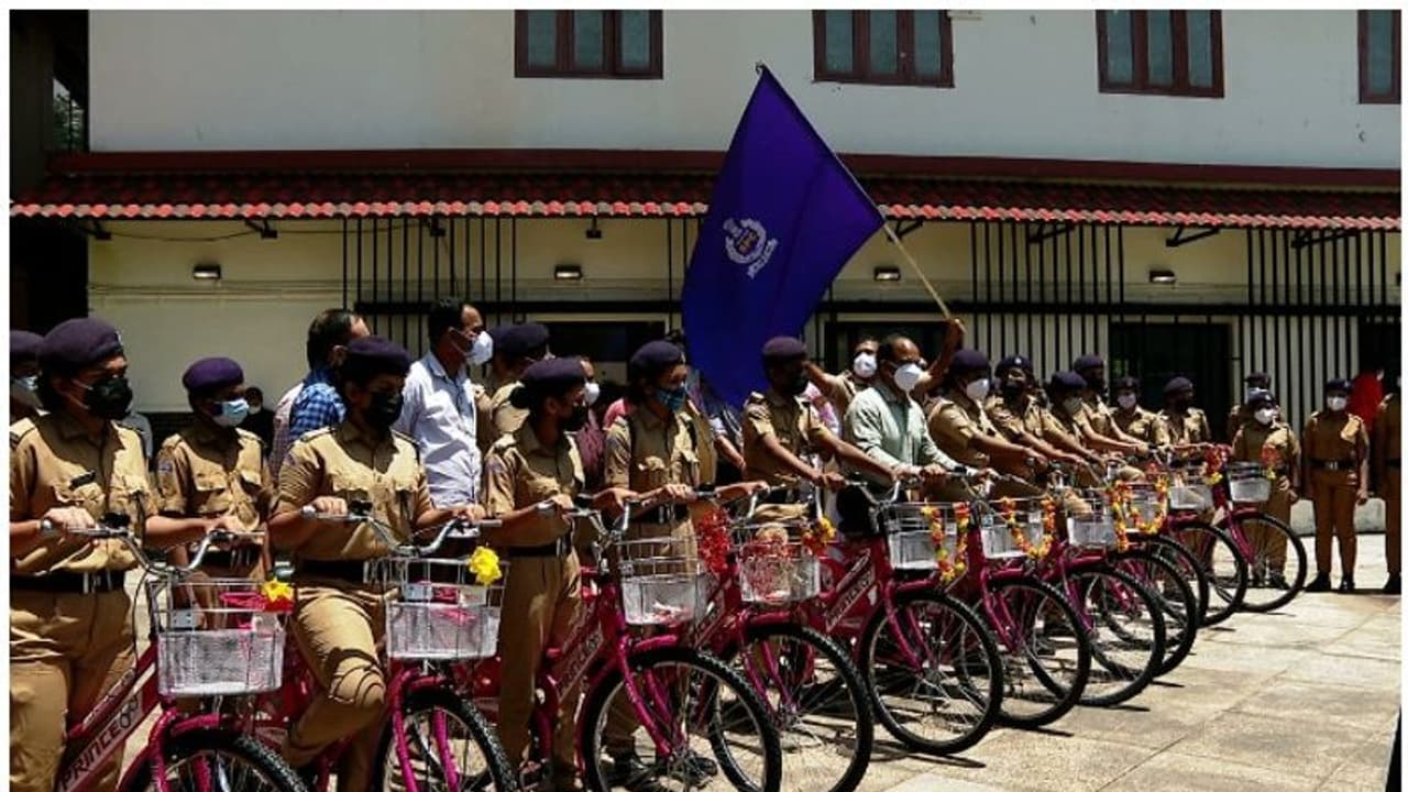 ലഹരിക്കെതിരെ ബോധവത്ക്കരണം, പെൺകുട്ടികൾക്ക് സൈക്കിൾ പരിശീലനം; സൈക്കിള് ബ്രിഗേഡുമായി എസ് പി സി ലഹരിക്കെതിരെ ബോധവത്ക്കരണം, പെൺകുട്ടികൾക്ക് സൈക്കിൾ പരിശീലനം; സൈക്കിള് ബ്രിഗേഡുമായി എസ് പി സി