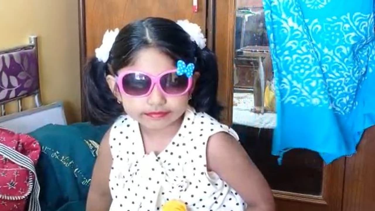 ২৮ সেকেন্ডে ভারতনাট্যমের ৫২টি মুদ্রা প্রদর্শন, রেকর্ড গড়ল মধ্যমগ্রামের ৫ বছরের প্রমা ২৮ সেকেন্ডে ভারতনাট্যমের ৫২টি মুদ্রা প্রদর্শন, রেকর্ড গড়ল মধ্যমগ্রামের ৫ বছরের প্রমা