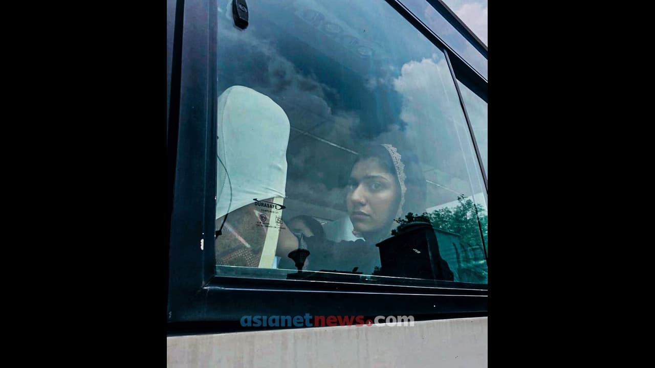 Taliban stops 140 Afghan Sikhs and Hindus from travelling to India Taliban stops 140 Afghan Sikhs and Hindus from travelling to India