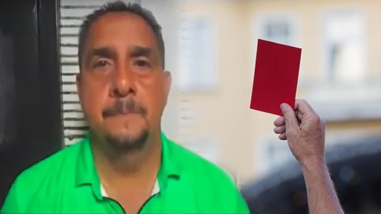 Viral Video লালকার্ড দেখা ফুটবলারের দিকে বন্দুক বাগালেন রেফারি, গুলি চালালেন দর্শকদের দিকে Viral Video লালকার্ড দেখা ফুটবলারের দিকে বন্দুক বাগালেন রেফারি, গুলি চালালেন দর্শকদের দিকে