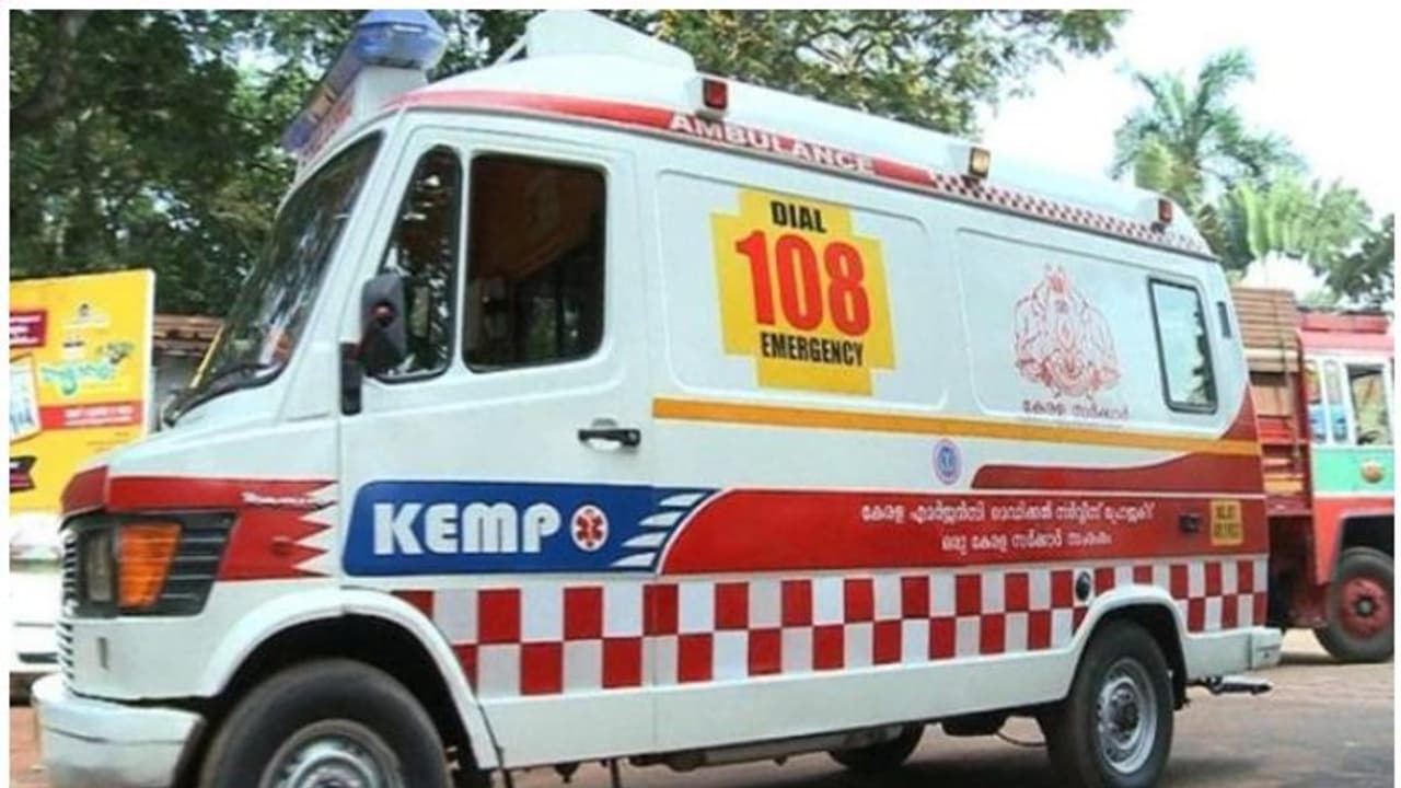మద్యం పార్టీలో అంబులెన్స్ డ్రైవర్, ఆలస్యంగా ఆసుపత్రికి: మార్యమధ్యలోనే రోగి మృతి మద్యం పార్టీలో అంబులెన్స్ డ్రైవర్, ఆలస్యంగా ఆసుపత్రికి: మార్యమధ్యలోనే రోగి మృతి