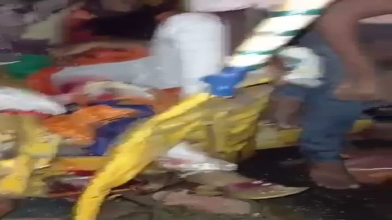 దైవదర్శనానికి వెళుతుంటే రోడ్డు ప్రమాదం... ఐదుగురికి తీవ్ర గాయాలు, ఇద్దరి పరిస్థితి విషమం (వీడియో) దైవదర్శనానికి వెళుతుంటే రోడ్డు ప్రమాదం... ఐదుగురికి తీవ్ర గాయాలు, ఇద్దరి పరిస్థితి విషమం (వీడియో)