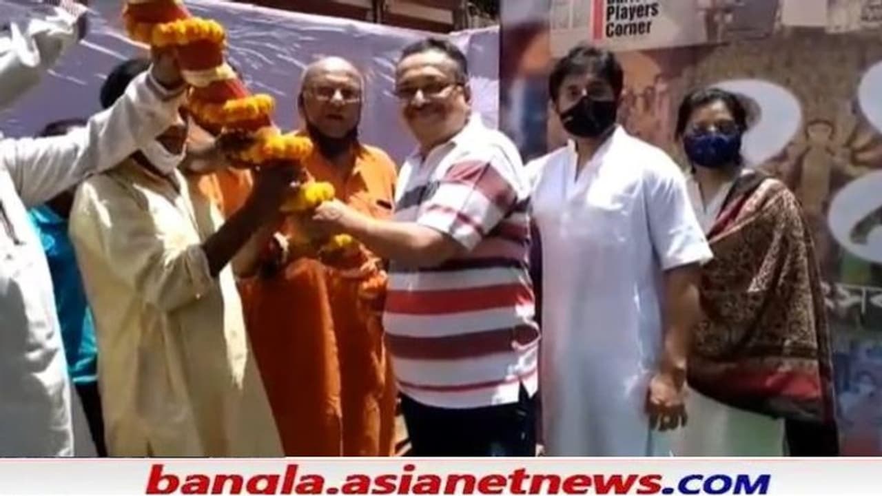 'পুজোতে ঢাক বাজাবো', বেহালা বড়িশার খুঁটি পুজোতে মাতালেন ডোনা স্নেহাশিষরা 'পুজোতে ঢাক বাজাবো', বেহালা বড়িশার খুঁটি পুজোতে মাতালেন ডোনা স্নেহাশিষরা