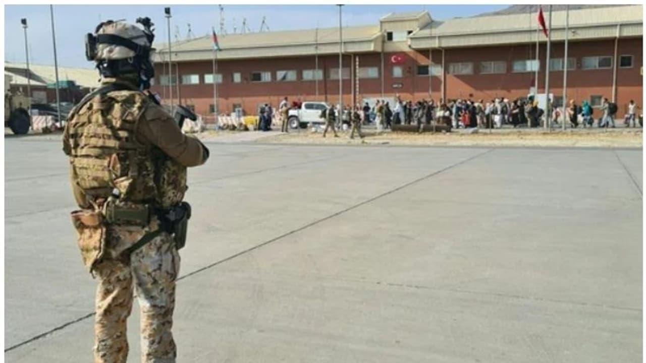 കാബൂൾ വിമാനത്താവളത്തിൽ വെടിവെപ്പ്, സുരക്ഷാ ഉദ്യോഗസ്ഥൻ കൊല്ലപ്പെട്ടു, നിരവധിപ്പേർക്ക് പരിക്ക്