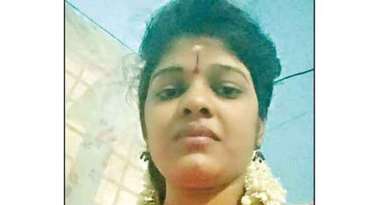 நடத்தையில் சந்தேகம்.. தாலி கட்டிய மனைவியை கொடூரமாக கொலை செய்த கையொடு கணவர் செய்த காரியம்.! நடத்தையில் சந்தேகம்.. தாலி கட்டிய மனைவியை கொடூரமாக கொலை செய்த கையொடு கணவர் செய்த காரியம்.!