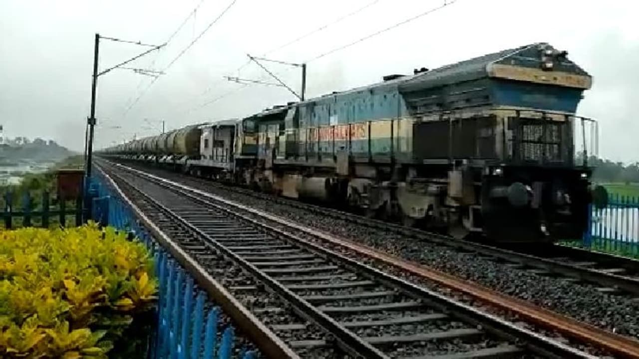 ಕಂಟೈನರ್ಗೆ ಗುದ್ದಿದ ಪ್ಯಾಸೆಂಜರ್ ರೈಲು ಕಂಟೈನರ್ಗೆ ಗುದ್ದಿದ ಪ್ಯಾಸೆಂಜರ್ ರೈಲು