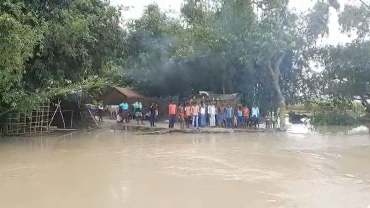 వరంగల్లో భారీ వర్షాలు: ముగ్గురు విద్యార్థులు, బైక్పై మరొకరిని కాపాడిన స్థానికులు వరంగల్లో భారీ వర్షాలు: ముగ్గురు విద్యార్థులు, బైక్పై మరొకరిని కాపాడిన స్థానికులు