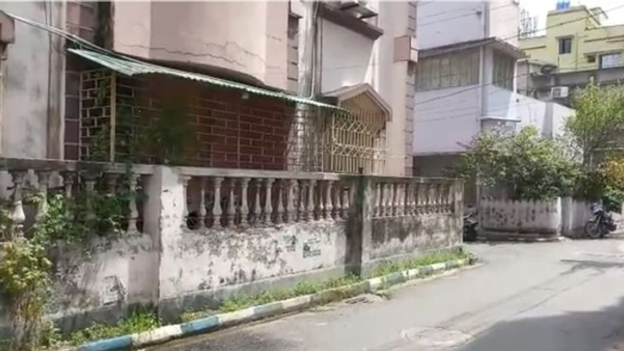 বেহালার বহুতলে জানলা লক্ষ্য করে পরপর গুলি, এখন অধরা দুষ্কৃতীরা বেহালার বহুতলে জানলা লক্ষ্য করে পরপর গুলি, এখন অধরা দুষ্কৃতীরা