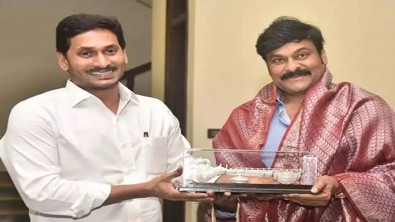 చిరు బర్త్ డేకి కనీసం ట్వీట్ కూడా చేయని జగన్.. కారణం అదేనా ? చిరు బర్త్ డేకి కనీసం ట్వీట్ కూడా చేయని జగన్.. కారణం అదేనా ?
