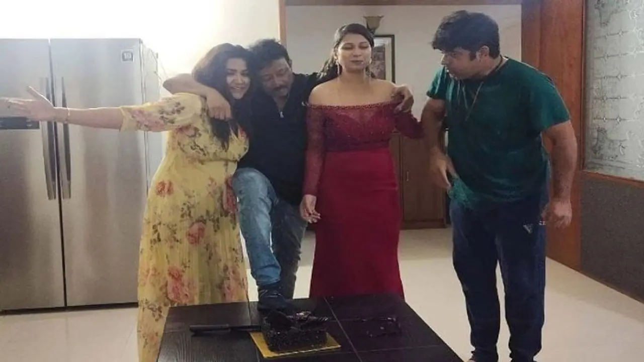 అమెరికా అధ్యక్షుడి మీదొట్టు.. ఆ వీడియోలో ఉంది తాను కాదంటున్న వర్మ అమెరికా అధ్యక్షుడి మీదొట్టు.. ఆ వీడియోలో ఉంది తాను కాదంటున్న వర్మ