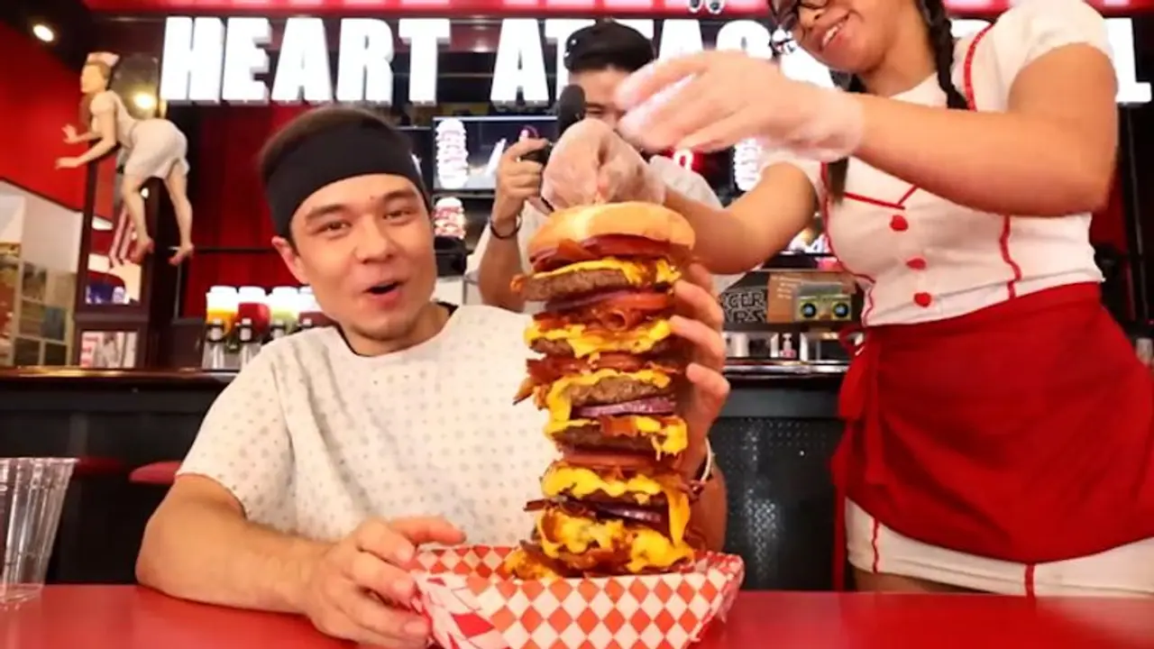 Man eats 20,000 calorie burger, sets new record time; watch the video