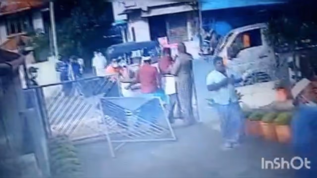 വീടിന് മുന്നില് മദ്യപിച്ചത് ചോദ്യം ചെയ്തു; വീട് ആക്രമിച്ച് ഐഎന്ടിയുസി പ്രവര്ത്തകര്, അന്വേഷണം വീടിന് മുന്നില് മദ്യപിച്ചത് ചോദ്യം ചെയ്തു; വീട് ആക്രമിച്ച് ഐഎന്ടിയുസി പ്രവര്ത്തകര്, അന്വേഷണം