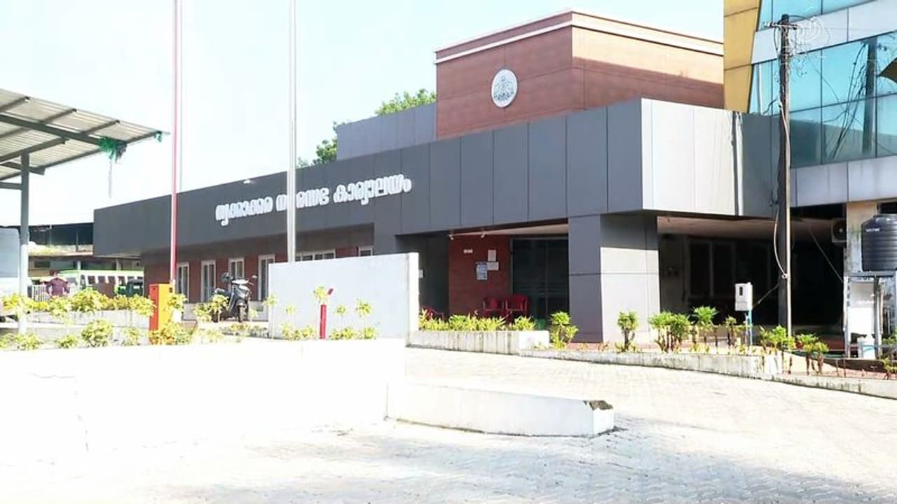 തൃക്കാക്കരയിലെ പണക്കിഴി വിവാദം ; സിസിടിവി ദൃശ്യം കസ്റ്റഡിയിലെടുക്കണമെന്ന് കൗൺസിലർമാർ തൃക്കാക്കരയിലെ പണക്കിഴി വിവാദം ; സിസിടിവി ദൃശ്യം കസ്റ്റഡിയിലെടുക്കണമെന്ന് കൗൺസിലർമാർ