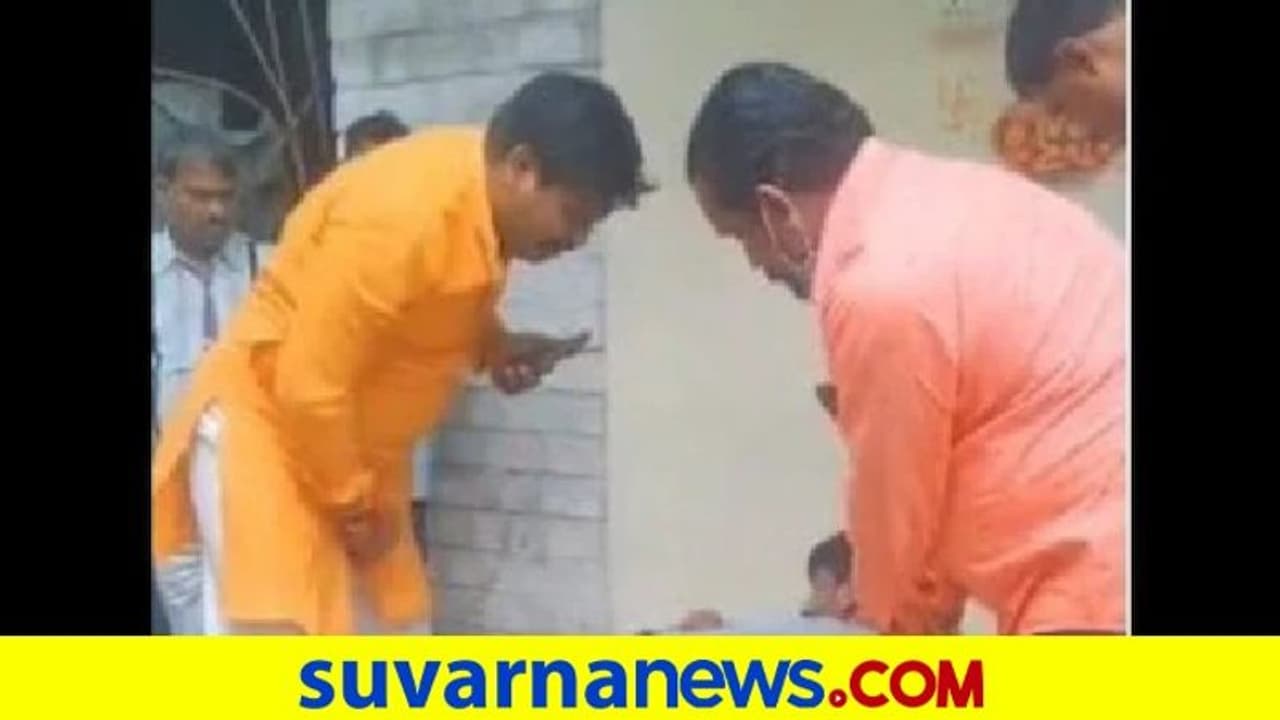 ಹಿಂದೂ ಹೆಸರಿನಲ್ಲಿ ಬಳೆ ಮಾರುತ್ತಿದ್ದ ಮುಸ್ಲಿಂ ವ್ಯಕ್ತಿಗೆ ಥಳಿತ!