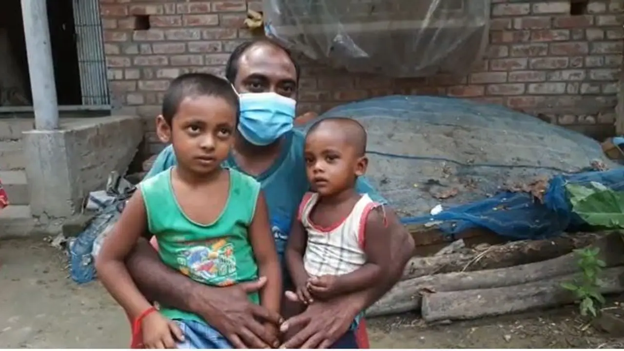 আফগানিস্তান থেকে বনগাঁর বাড়িতে ফিরলেন ৩ বাঙালি, খুশির হাওয়া পরিবারে আফগানিস্তান থেকে বনগাঁর বাড়িতে ফিরলেন ৩ বাঙালি, খুশির হাওয়া পরিবারে