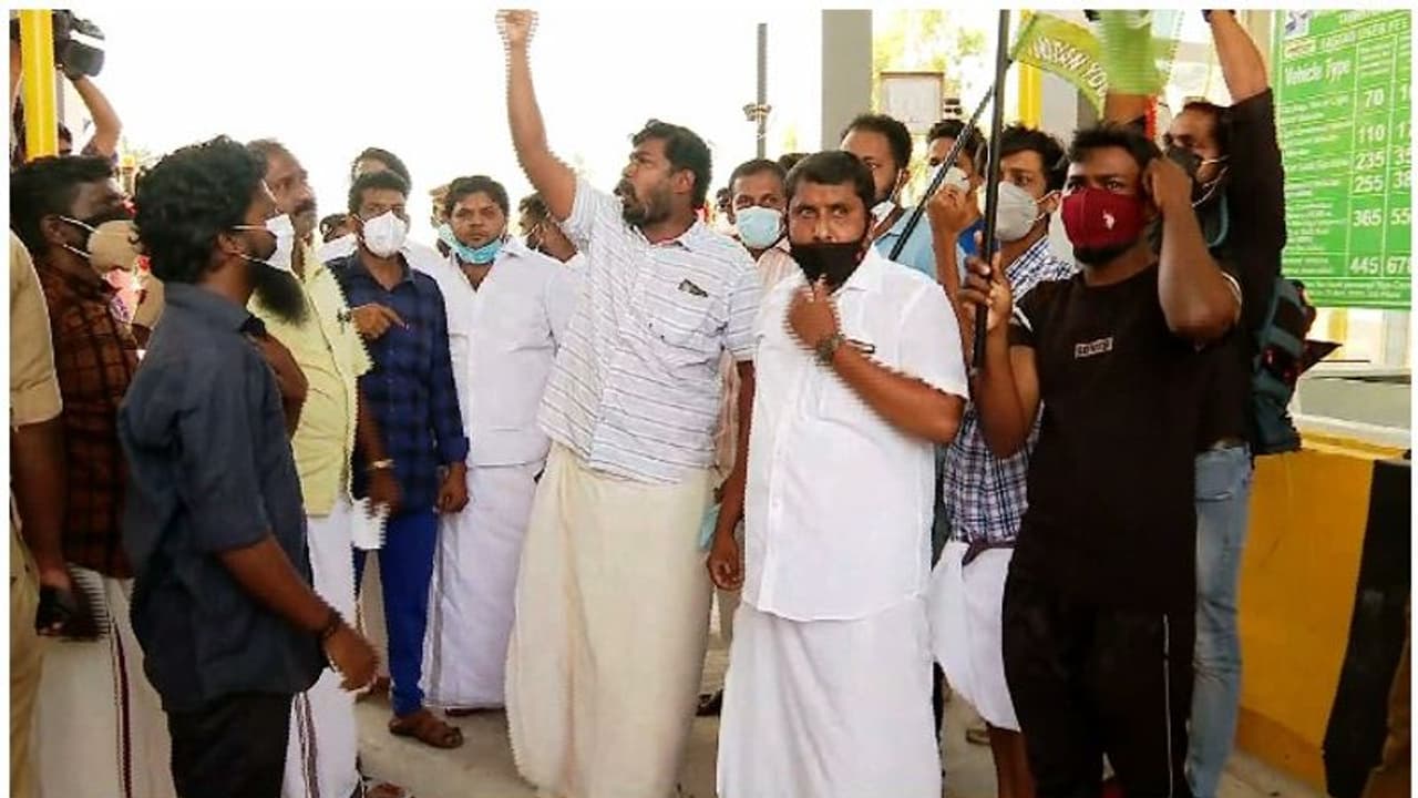 കഴക്കൂട്ടം കാരോട് ദേശീയ പാത ടോൾ പിരിവിനെതിരെ പ്രതിഷേധം; സമരവുമായി യൂത്ത് കോണ്ഗ്രസ് കഴക്കൂട്ടം കാരോട് ദേശീയ പാത ടോൾ പിരിവിനെതിരെ പ്രതിഷേധം; സമരവുമായി യൂത്ത് കോണ്ഗ്രസ്