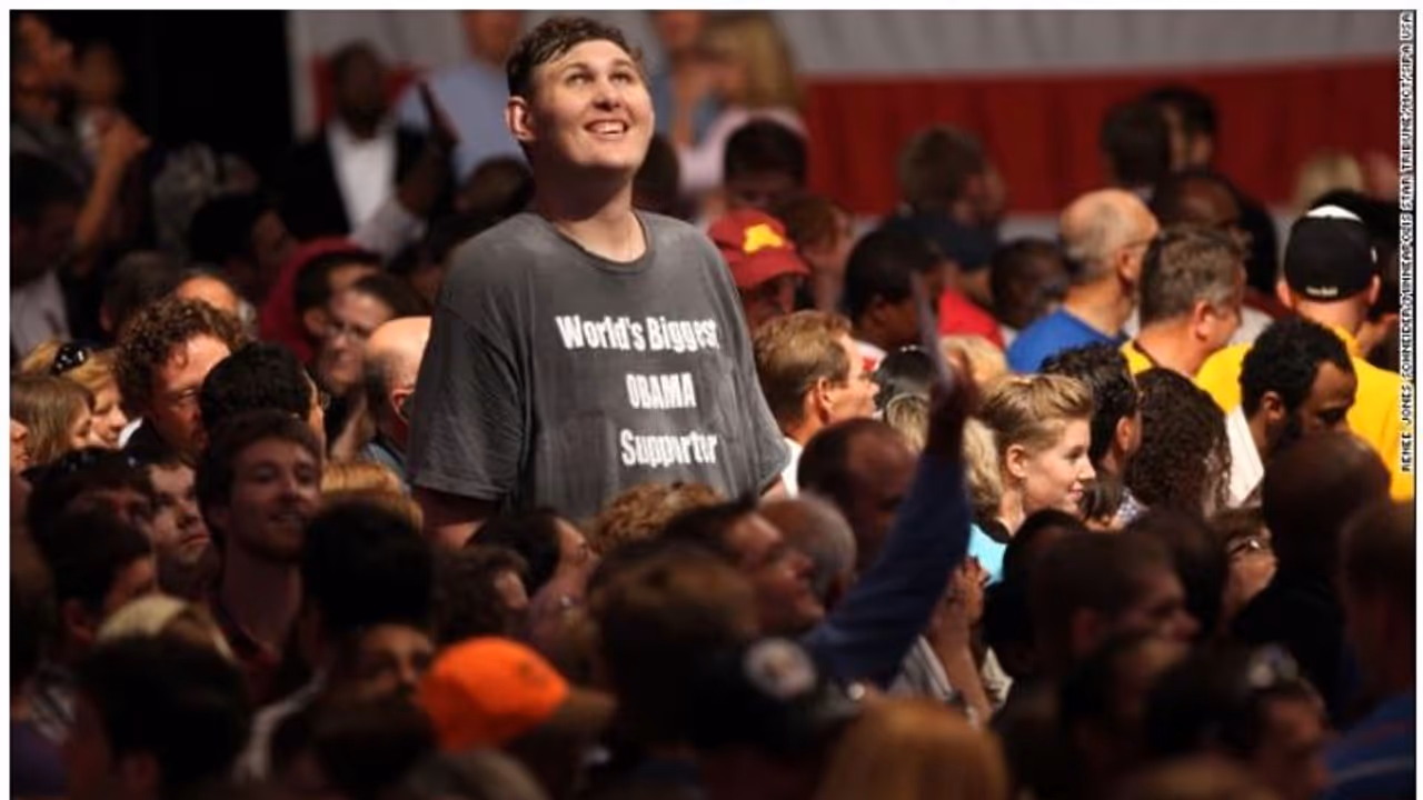 അമേരിക്കയിലെ ഉയരം കൂടിയ വ്യക്തി 38ാം വയസില് അന്തരിച്ചു അമേരിക്കയിലെ ഉയരം കൂടിയ വ്യക്തി 38ാം വയസില് അന്തരിച്ചു