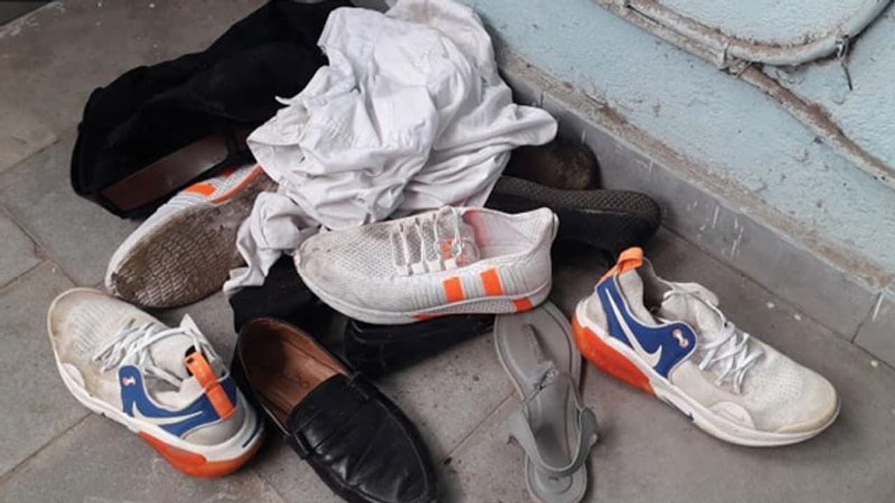 बिहार में रक्षाबंधन पर क्रूरता: 14 दरिंदों ने महिला से किया गैंगरेप, पुलिस आई तो जूते कपड़े छोड़ नंगे भागे बिहार में रक्षाबंधन पर क्रूरता: 14 दरिंदों ने महिला से किया गैंगरेप, पुलिस आई तो जूते कपड़े छोड़ नंगे भागे