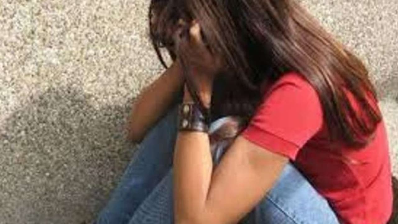 UP में हैवानियत: 5 दरिंदे लड़की को नींद में घर घसीट ले गए, रेप के बाद सड़क पर फेंका..जिंदगी की जंग लड रही