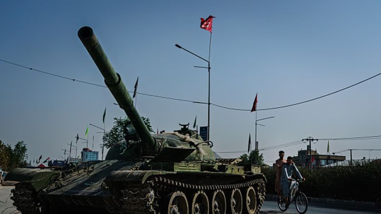 Taliban ने अमेरिकी सैनिकों के लाखों हथियार लूटे, Pak आतंकी भारत के खिलाफ भी कर सकते हैं इस्तेमाल