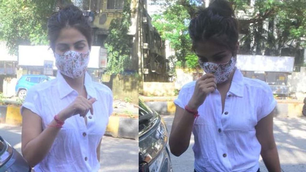 Rhea Chakraborty के 2 लुक, पहले में दिखा चेहरे पर मास्क और झुकी नजरें, दूसरा LOOK था बेहद ग्लैमरस Rhea Chakraborty के 2 लुक, पहले में दिखा चेहरे पर मास्क और झुकी नजरें, दूसरा LOOK था बेहद ग्लैमरस