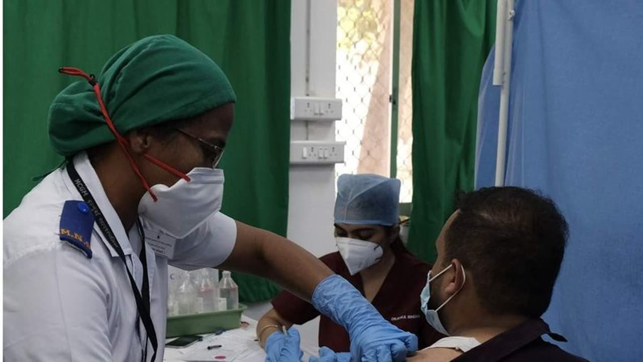 மக்களே… இந்த சான்ஸ் கிடைக்காது… கிளம்புங்க…! தொடங்கியாச்சு கொரோனா தடுப்பூசி மெகா முகாம் மக்களே… இந்த சான்ஸ் கிடைக்காது… கிளம்புங்க…! தொடங்கியாச்சு கொரோனா தடுப்பூசி மெகா முகாம்