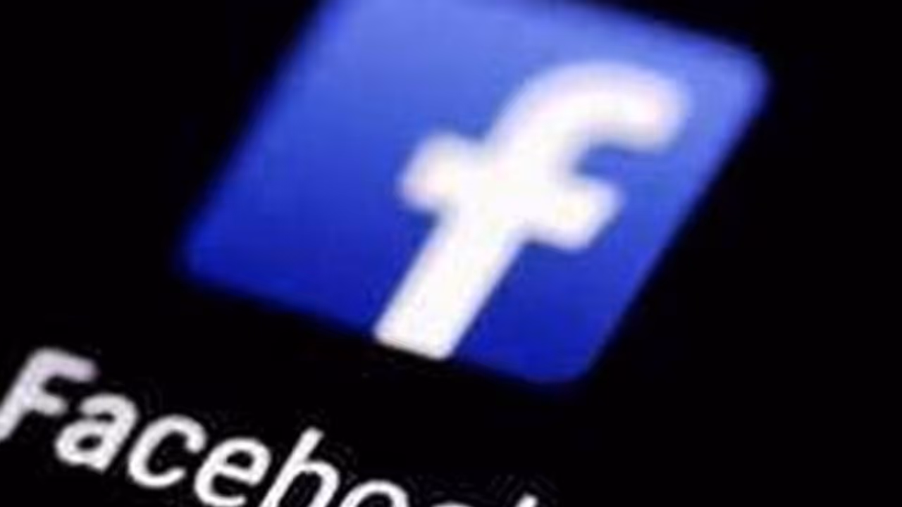 ಗೋಕಾಕ: ಸಾಲಗಾರರ ಕಾಟ, ಫೇಸ್ಬುಕ್ ಲೈವಲ್ಲಿ ರೈತ ಆತ್ಮಹತ್ಯೆ ಯತ್ನ ಗೋಕಾಕ: ಸಾಲಗಾರರ ಕಾಟ, ಫೇಸ್ಬುಕ್ ಲೈವಲ್ಲಿ ರೈತ ಆತ್ಮಹತ್ಯೆ ಯತ್ನ