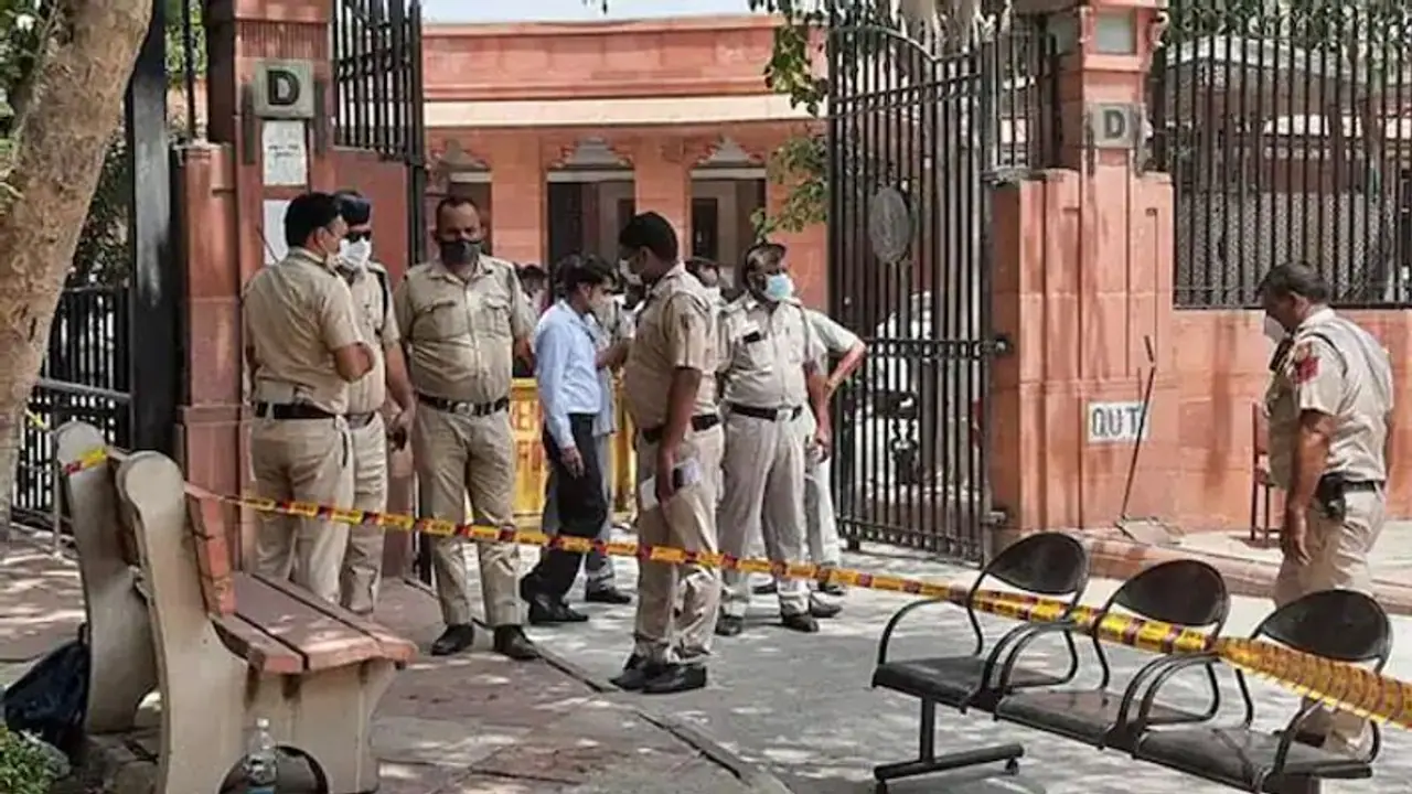 सुप्रीम कोर्ट के सामने आग लगाने वाली रेप पीड़िता की मौत, जेल में बंद UP सांसद है आरोपी सुप्रीम कोर्ट के सामने आग लगाने वाली रेप पीड़िता की मौत, जेल में बंद UP सांसद है आरोपी